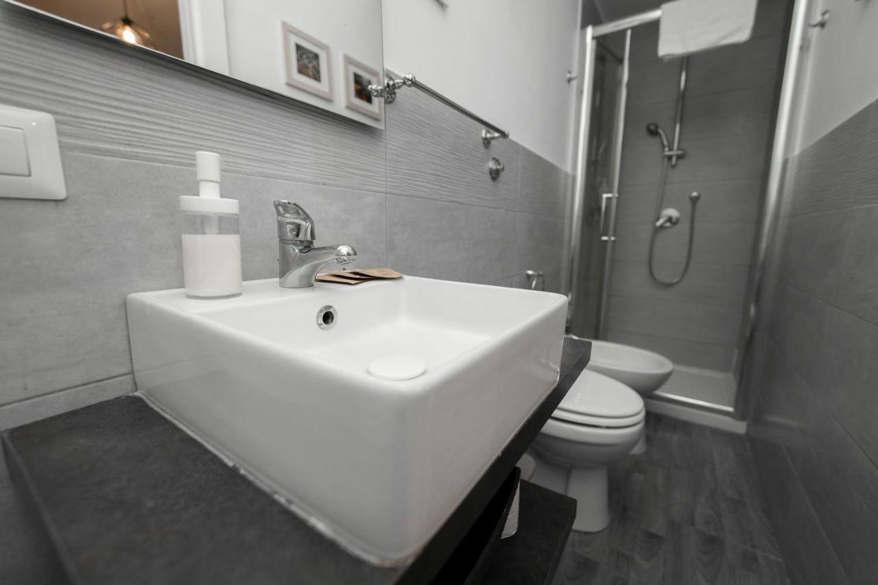 Donna Chiara Holiday House - Toledo เนเปิลส์ ภายนอก รูปภาพ