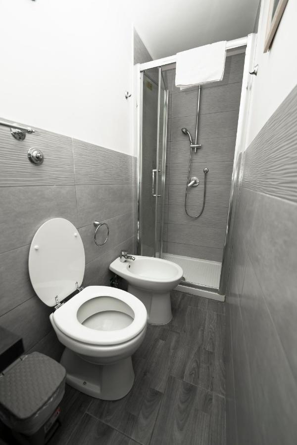 Donna Chiara Holiday House - Toledo เนเปิลส์ ภายนอก รูปภาพ